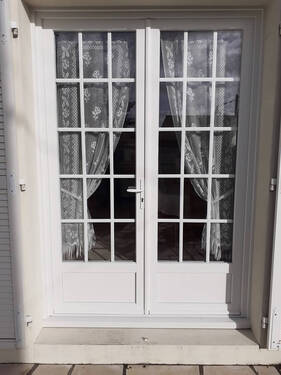 Porte fenêtre SWAO 2 vantaux PVC avec soubassement, croisillons, seuil alu et serrure à relevage MORICE