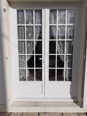 Porte fenêtre SWAO 2 vantaux PVC avec soubassement, croisillons, seuil alu et serrure à relevage  MORICE